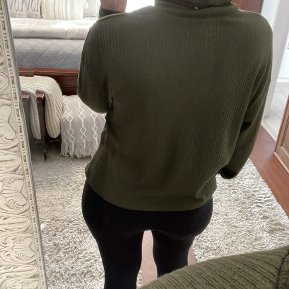 SHEIN Green Ribbed Turtle Neck Cropped Top Size L - Picture 4 of 9